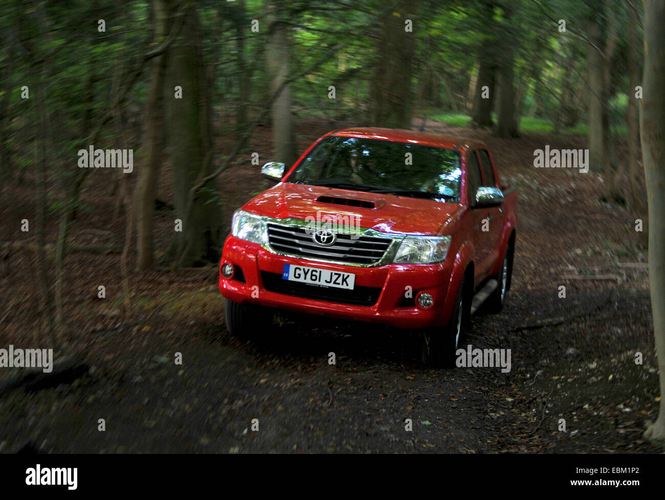 2012 Toyota Hilux Invincible 4 roues motrices pick up Truck Driving off road Banque D'Images