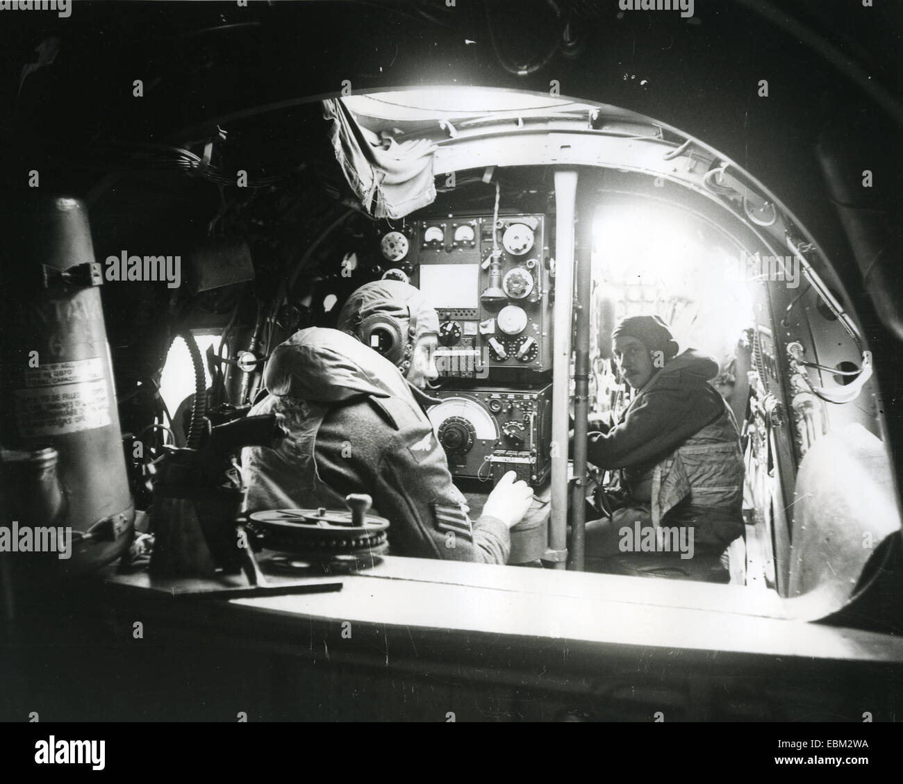 Intérieur DU BOMBARDIER LANCASTER avec radio Operator à gauche et Navigator au-delà d'environ 1943. Devant radio Operator se trouvent l'émetteur Marconi T1154 au-dessus d'un récepteur Marconi R1154. Banque D'Images