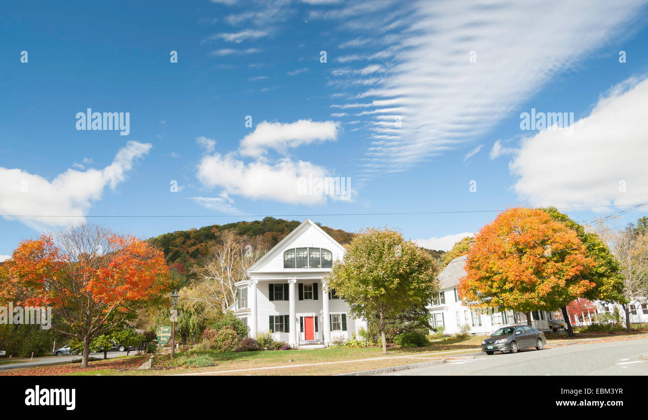 Newfane, Vermont, scène de quartier, maisons traditionnelles blanches éclatantes, des arbres d'automne et ciel bleu avec intéressant la formation de nuages. Banque D'Images