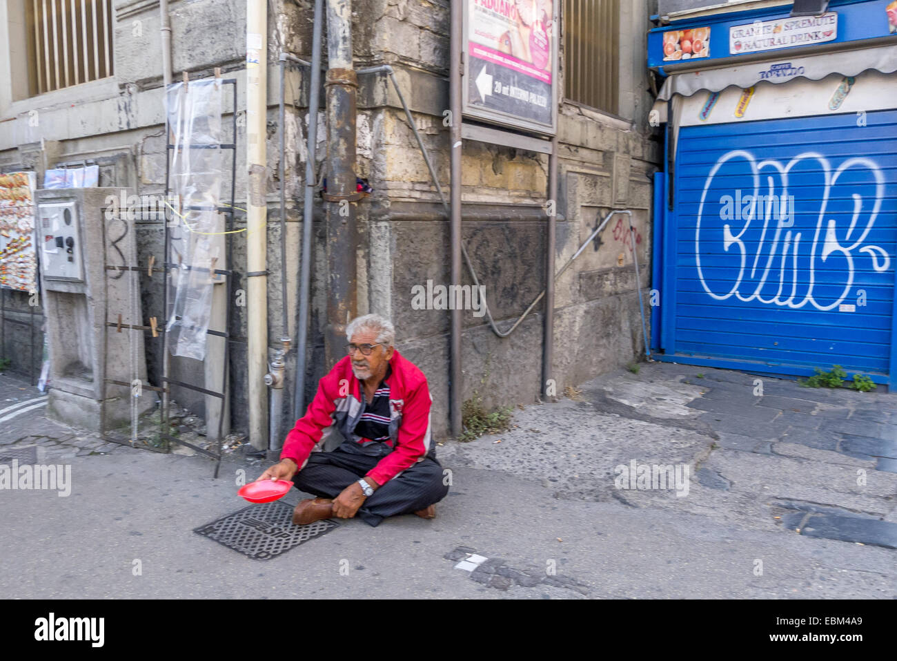 Un mendiant dans les rues de Naples. Banque D'Images