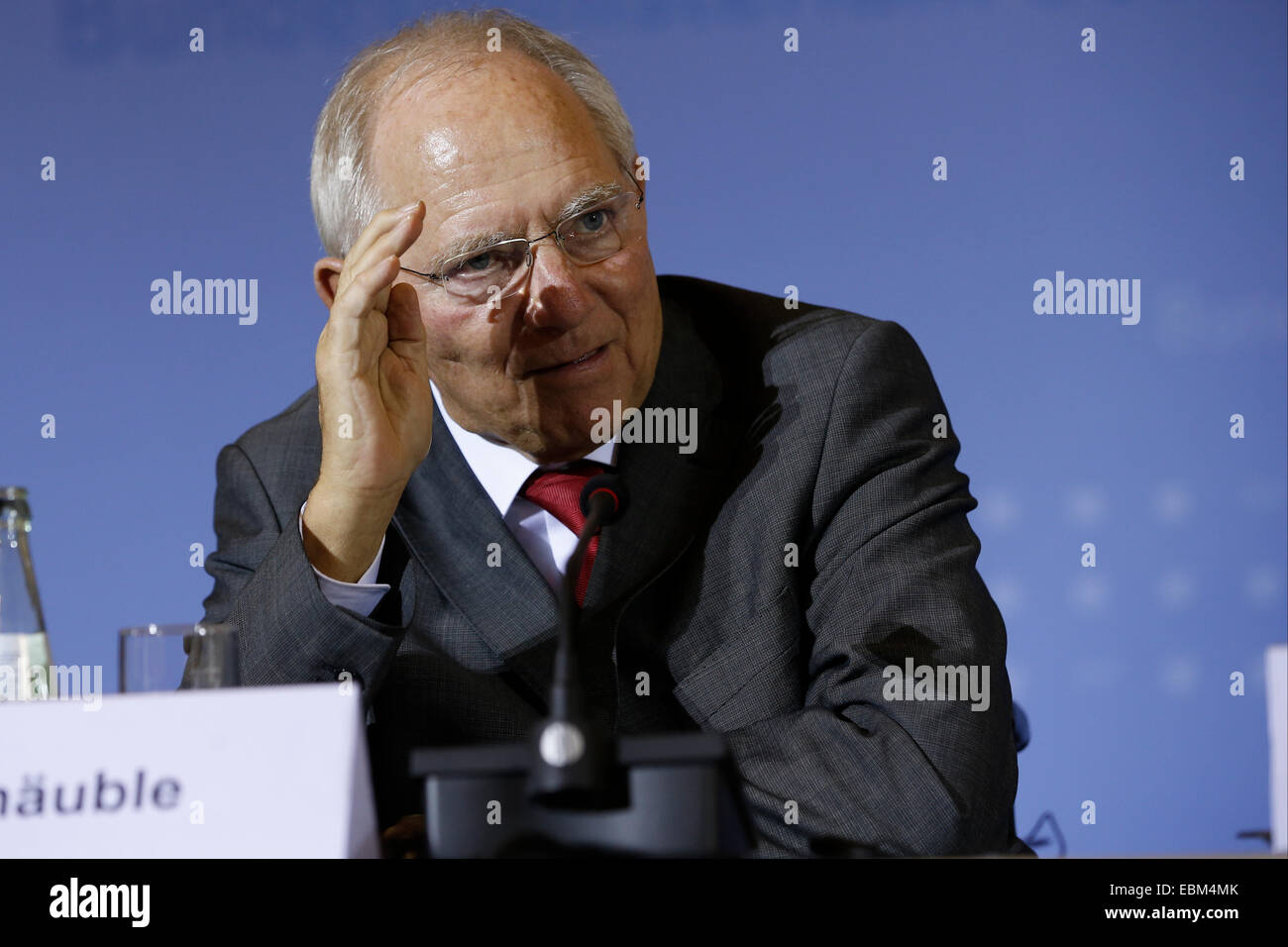 Berlin, Allemagne. 2 Décembre, 2014. Inscrivez-vous conférence de presse à l'occasion de la 47e Conseil économique et financier franco-allemand avec le Ministre allemand des Finances, Wolfgang SchŠuble et Sigmar Gabriel, le ministre de l'économie et leurs homologues français Michel Sapin et Emmanuel Macron ainsi que le président de la Bundesbank Jens Weidmann et Anne Le Lorier, premier sous-gouverneur de la Banque de France, le 2décembre 2014, à Berlin, Allemagne. / Photo : Wolfgang SchŠuble (CDU), Ministre allemand des Finances. Credit : Reynaldo Chaib Paganelli/Alamy Live News Banque D'Images