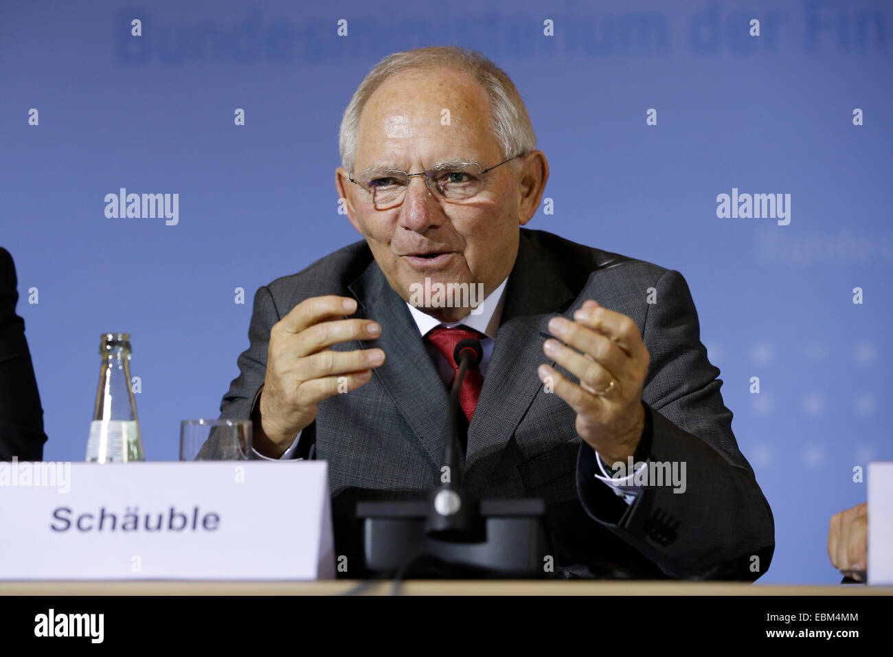 Berlin, Allemagne. 2 Décembre, 2014. Inscrivez-vous conférence de presse à l'occasion de la 47e Conseil économique et financier franco-allemand avec le Ministre allemand des Finances, Wolfgang SchŠuble et Sigmar Gabriel, le ministre de l'économie et leurs homologues français Michel Sapin et Emmanuel Macron ainsi que le président de la Bundesbank Jens Weidmann et Anne Le Lorier, premier sous-gouverneur de la Banque de France, le 2décembre 2014, à Berlin, Allemagne. / Photo : Wolfgang SchŠuble (CDU), Ministre allemand des Finances. Credit : Reynaldo Chaib Paganelli/Alamy Live News Banque D'Images