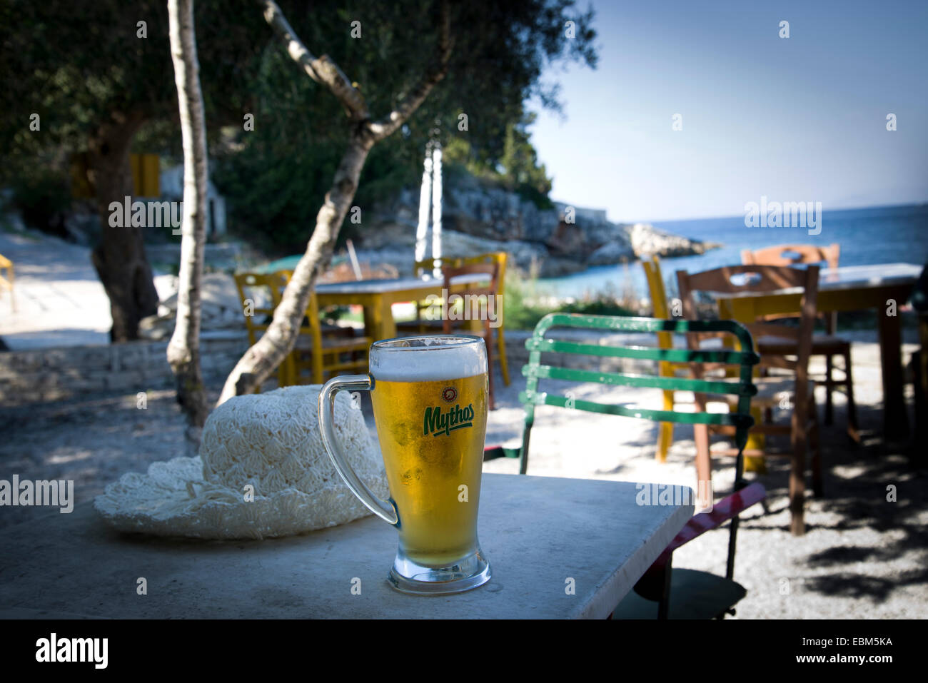 La bière sur une table dans une taverne grecque Banque D'Images