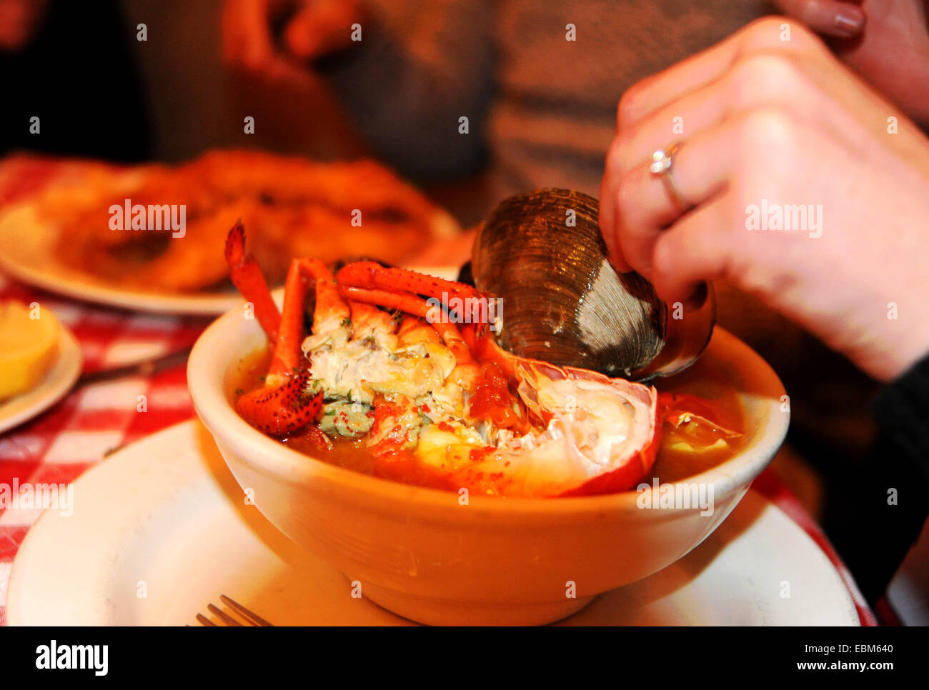 Manhattan New York USA Novembre 2014 - Femme de manger une bouillabaisse provençale traditionnelle ragoût de poisson à Grand Central Station Banque D'Images