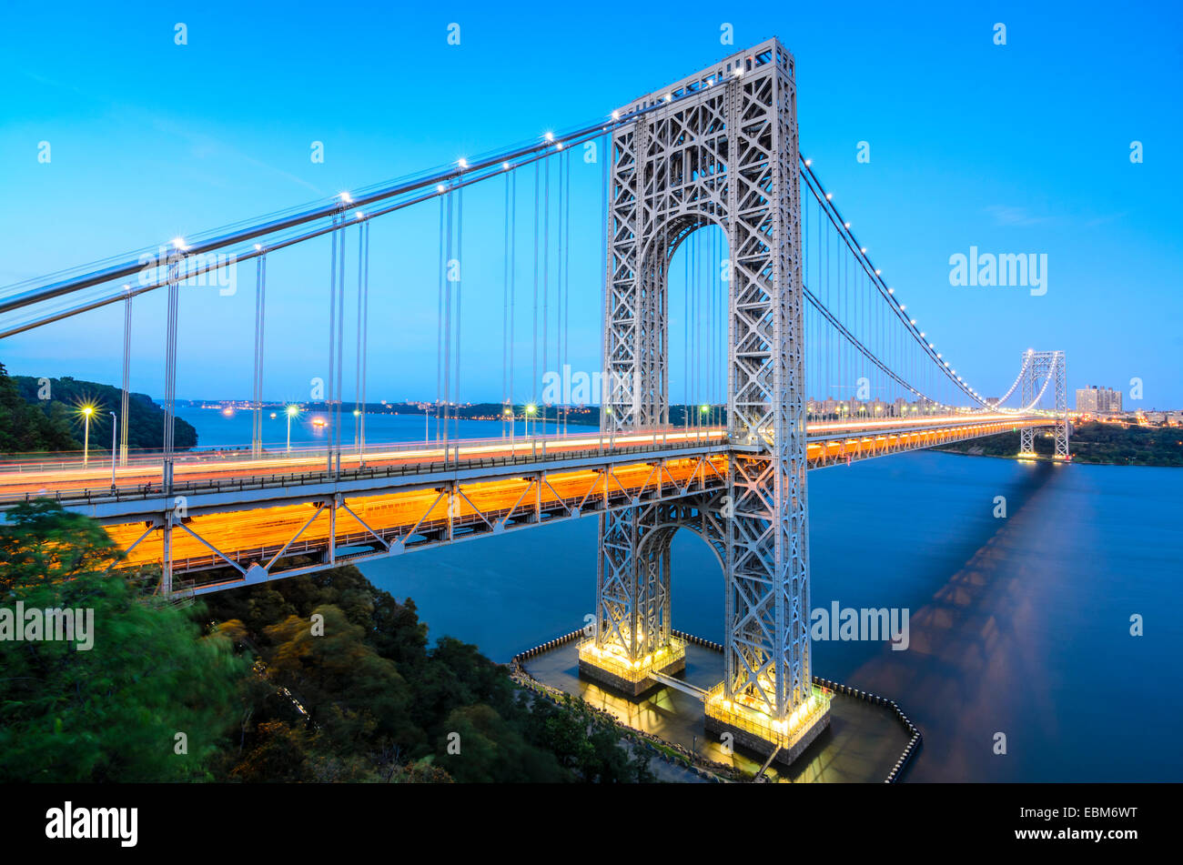 Le George Washington Bridge enjambant la rivière Hudson au crépuscule dans la ville de New York. Banque D'Images