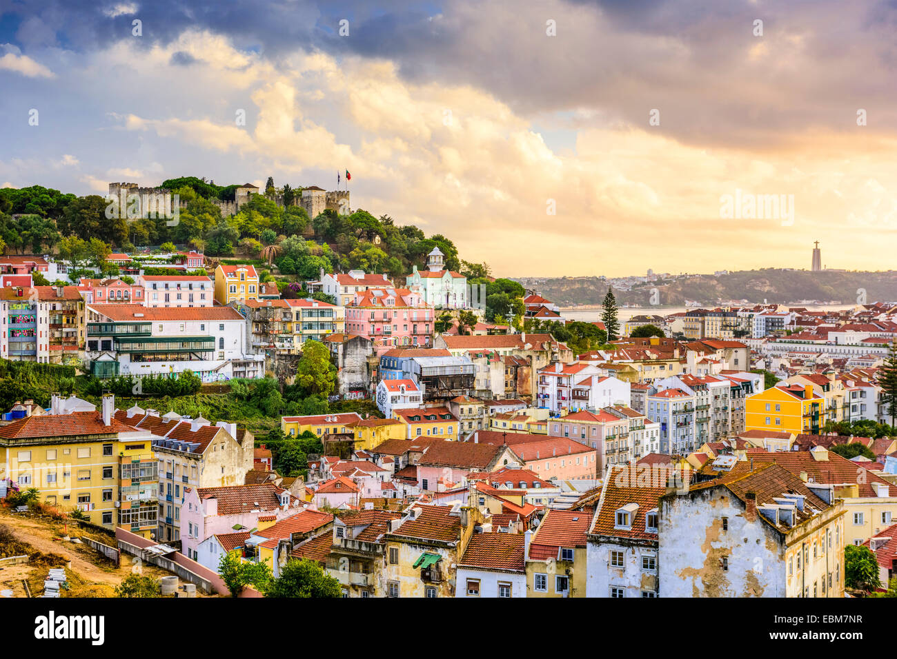 Lisbonne, Portugal skyline at Château Sao Jorge au crépuscule. Banque D'Images