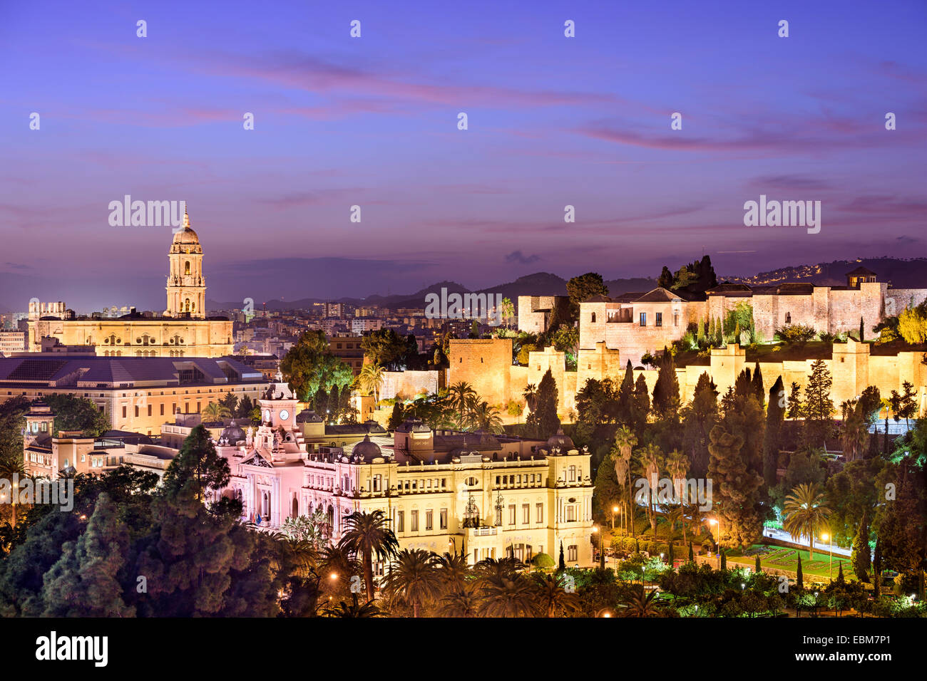 Malaga, Espagne cityscape à la Cathédrale, l'Hôtel de ville et fort mauresque Alcazaba. Banque D'Images