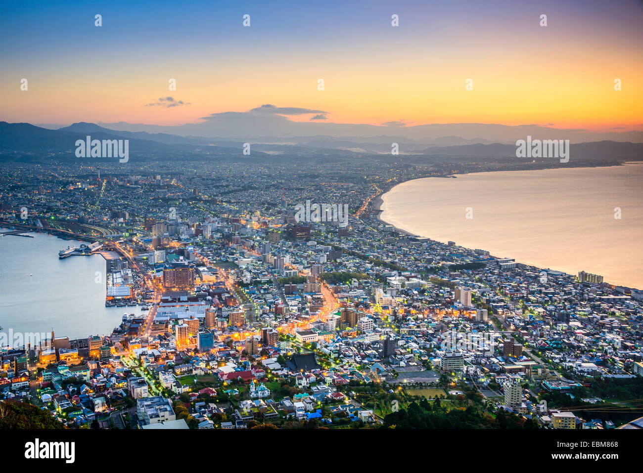 Hakodate, Hokkaido, Japon ville de Mt. Hakodate, à l'aube. La vue est considéré comme l'un des trois meilleurs au Japon. Banque D'Images