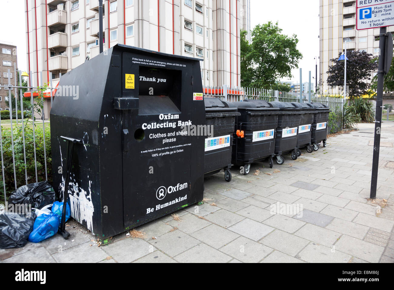 La collecte d'Oxfam et les bacs de recyclage banque mixte à Camden Banque D'Images