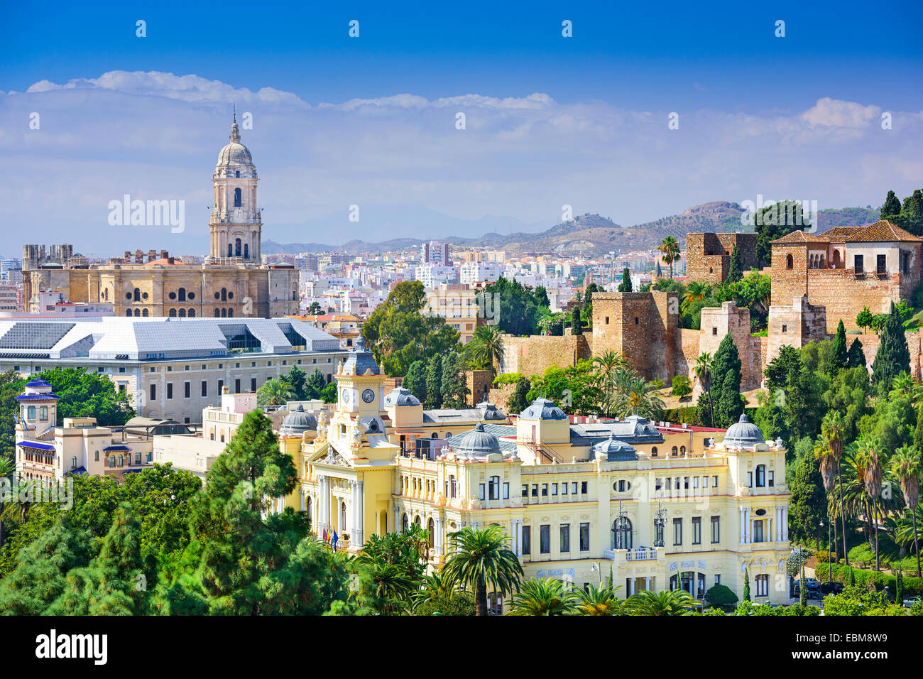 Malaga, Espagne cityscape à la Cathédrale, l'Hôtel de ville et citadelle Alcazaba de Málaga. Banque D'Images