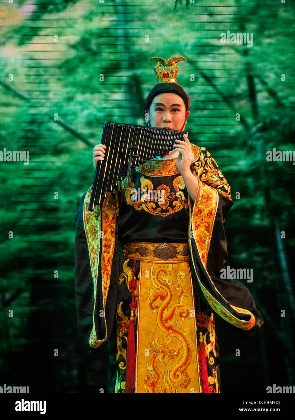 Musicien jouant lors d'une flûte de pan Tang opéra chinois traditionnel Banque D'Images
