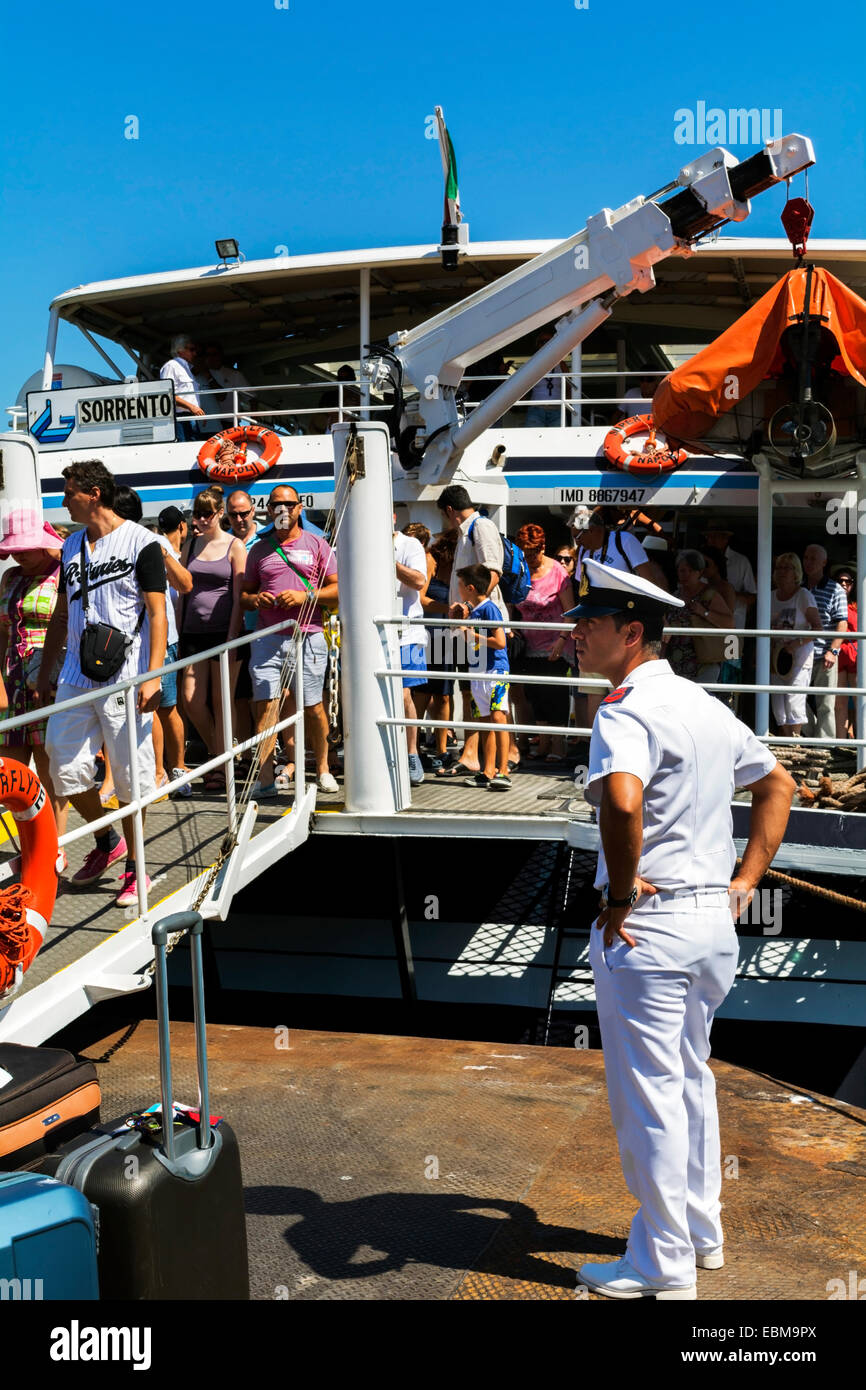 Ce matelot supervise les personnes débarquant d'un bateau. Banque D'Images