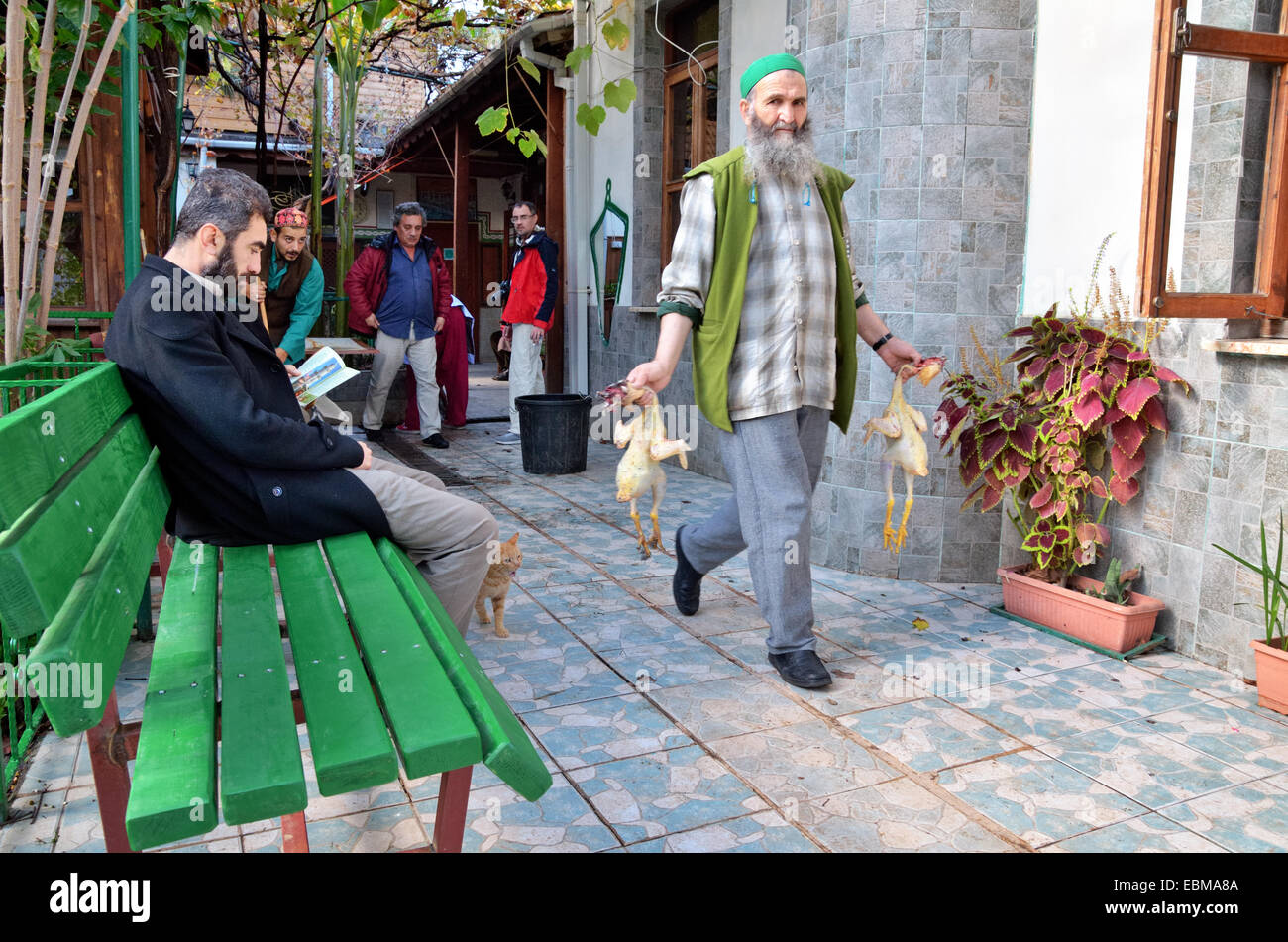 Dîner pour les Musulmans vivant dans la résidence de Cheikh Nazim Al-Haqqani, chef de l'Ordre Soufi Naqshbandi-Haqqani, Lefke, Nord Banque D'Images