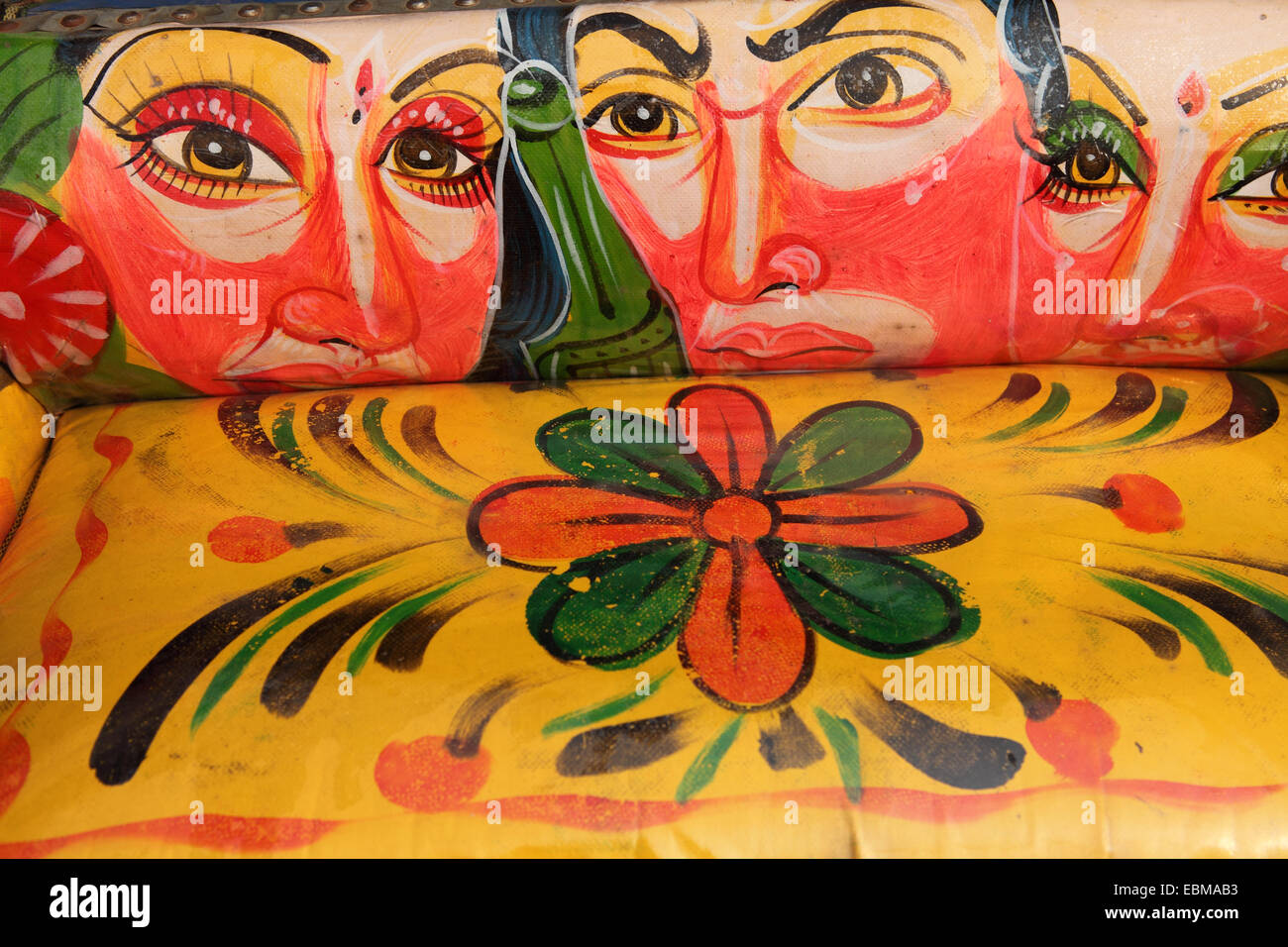 Le siège de peintes de couleurs vives un pousse-pousse à Dhaka, au Bangladesh. Banque D'Images
