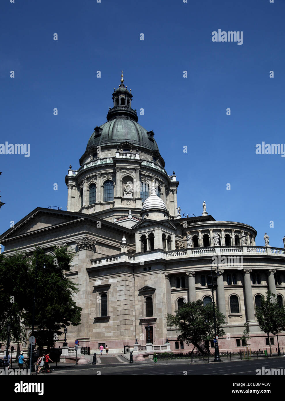 Vue verticale de la Basilique, le centre de Pest Budapest Hongrie contre ciel bleu profond Banque D'Images