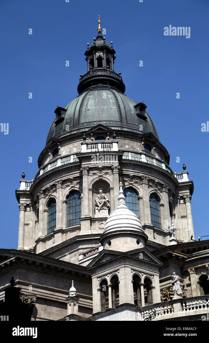 Vue verticale de la Basilique, le centre de Pest Budapest Hongrie contre ciel bleu profond Banque D'Images