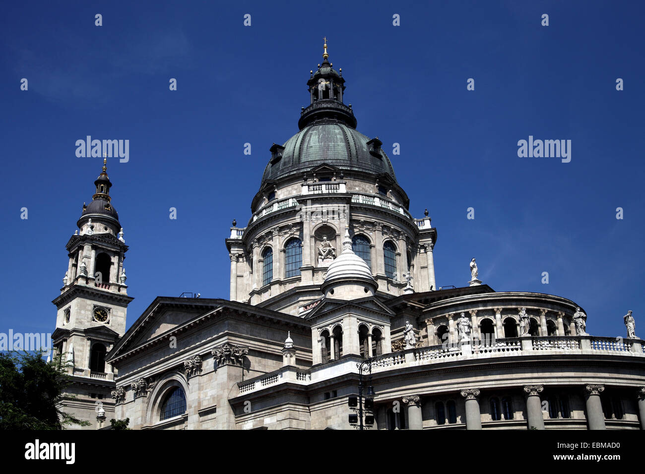 Vue paysage de la Basilique, le centre de Pest Budapest Hongrie contre ciel bleu profond Banque D'Images