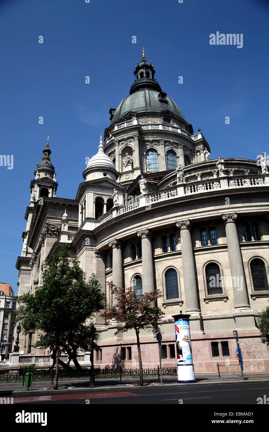 Vue verticale de la Basilique, le centre de Pest Budapest Hongrie contre ciel bleu profond Banque D'Images