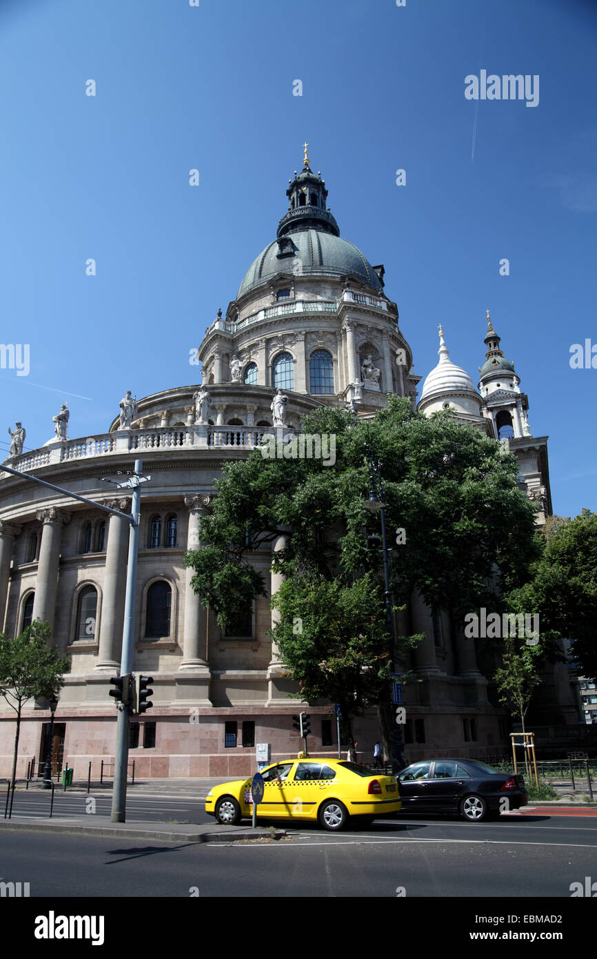 Vue verticale de la Basilique, le centre de Pest Budapest Hongrie contre Deep blue sky taxi jaune en premier plan Banque D'Images