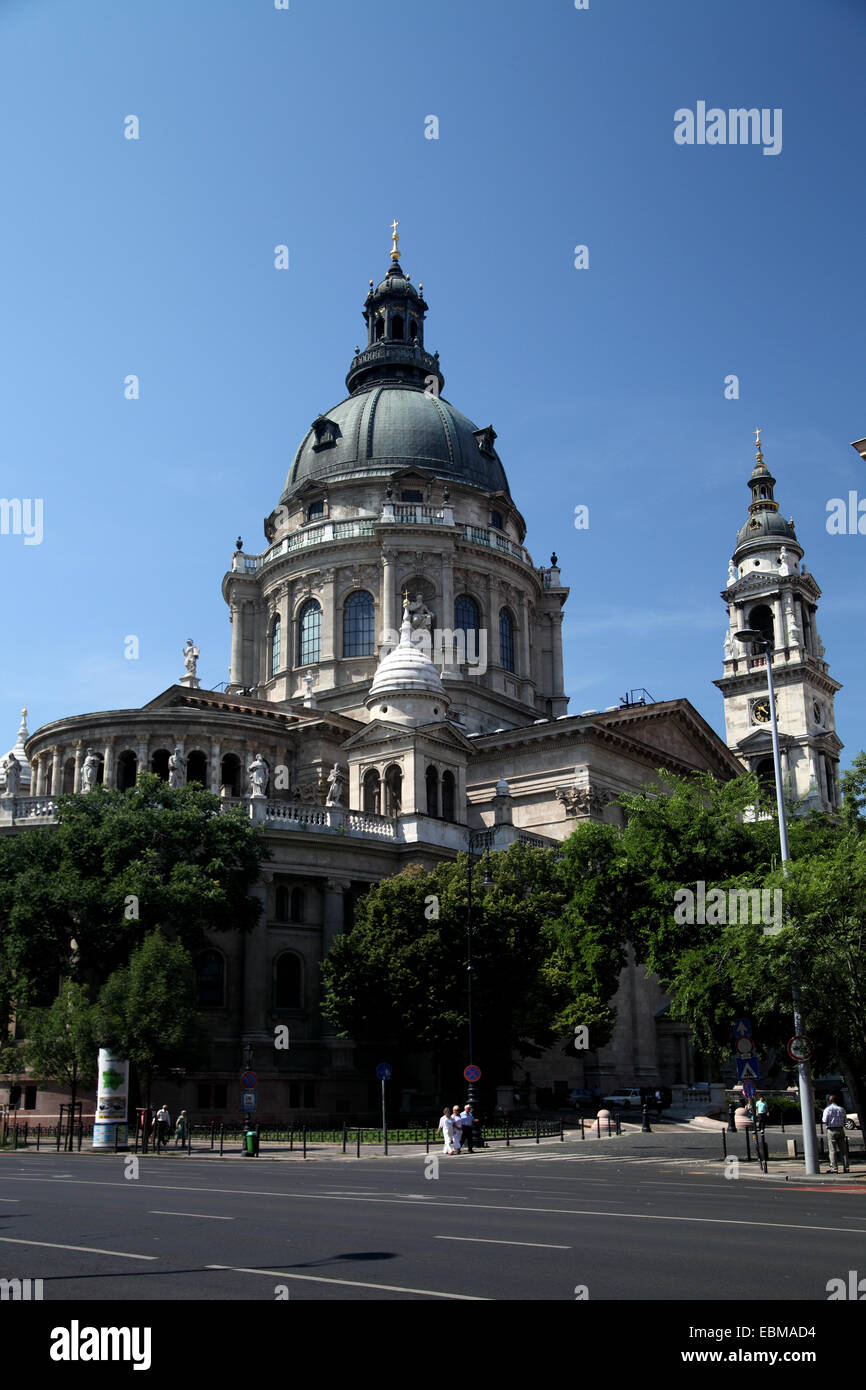 Vue verticale de la Basilique, le centre de Pest Budapest Hongrie contre ciel bleu profond Banque D'Images