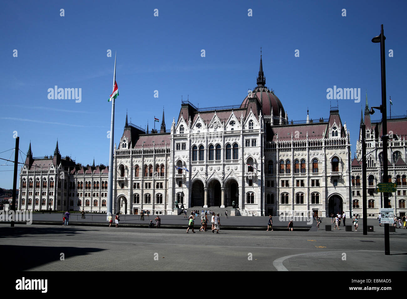 Vue paysage de l'arrière du bâtiment du parlement hongrois dans le centre de Pest Budapest Hongrie contre ciel bleu profond Banque D'Images