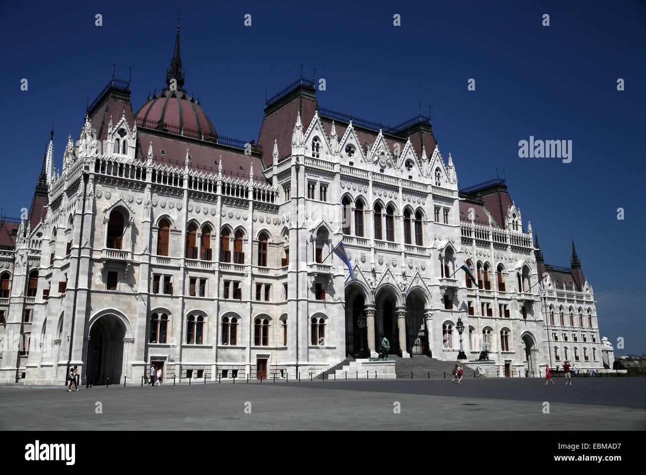 Vue paysage de l'arrière du bâtiment du parlement hongrois dans le centre de Pest Budapest Hongrie contre ciel bleu profond Banque D'Images