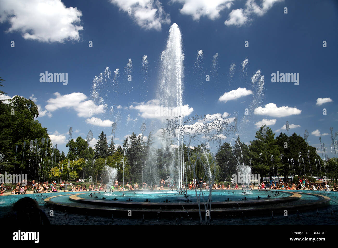 Vue paysage de fontaine sur l'île Marguerite Budapest Hongrie avec affichage de la fontaine à jets d'eau Banque D'Images