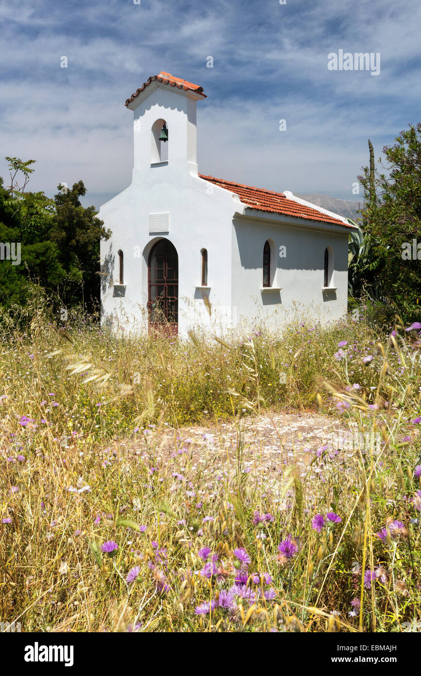 Une chapelle et fleurs sauvages par Argostoli, Kefalonia Banque D'Images