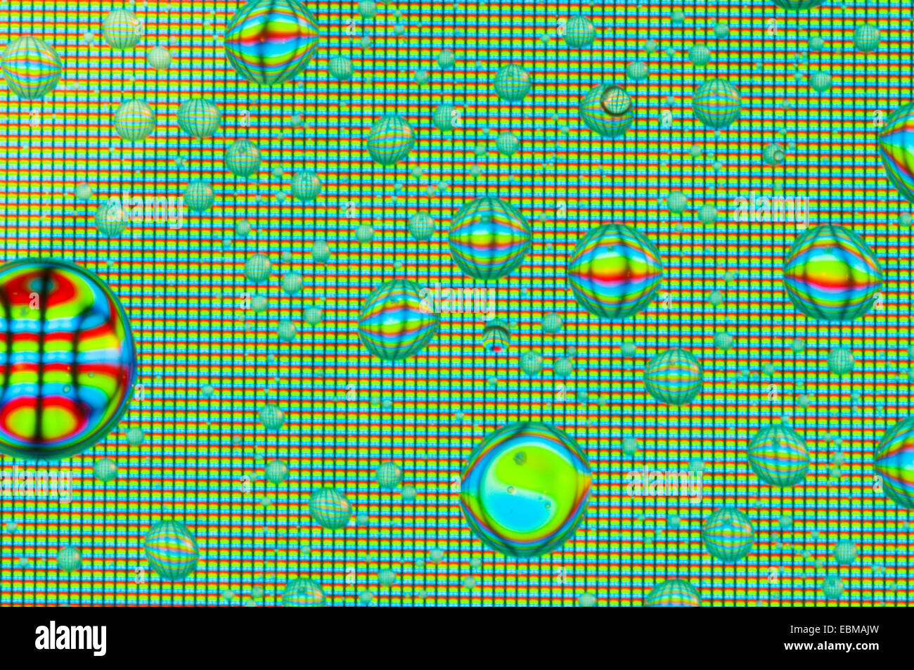 Close up de gouttelettes d'eau sur un écran d'ordinateur. Peut être utile dans les milieux. Banque D'Images
