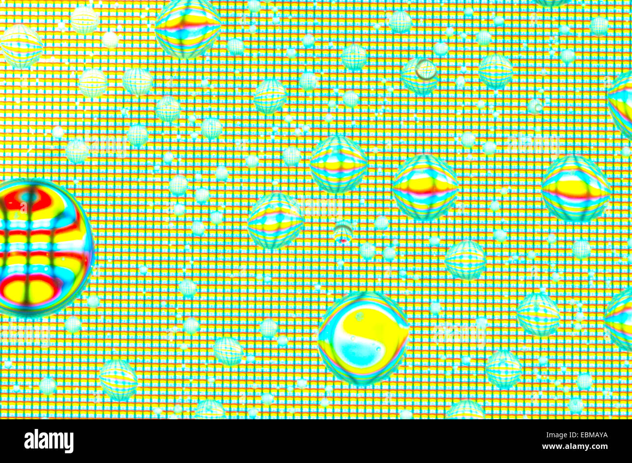 Close up de gouttelettes d'eau sur un écran d'ordinateur. Peut être utile dans les milieux. Banque D'Images