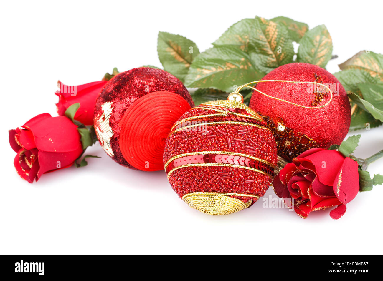 Boules rouges et roses de Noël isolé sur fond blanc. Banque D'Images