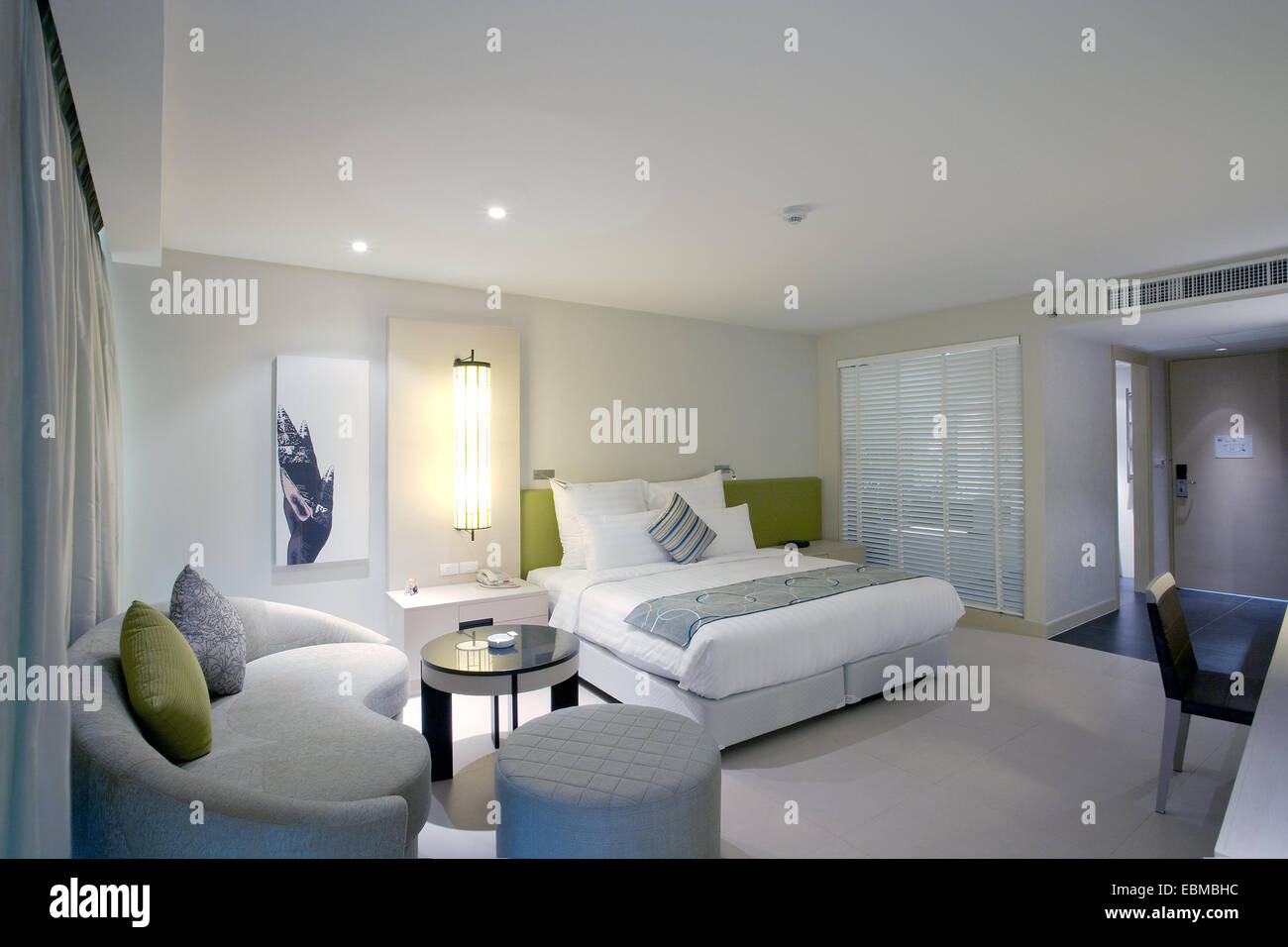 Vue panoramique de Nice chambre moderne et élégante. Les images sur le mur ont été modifiées. Banque D'Images