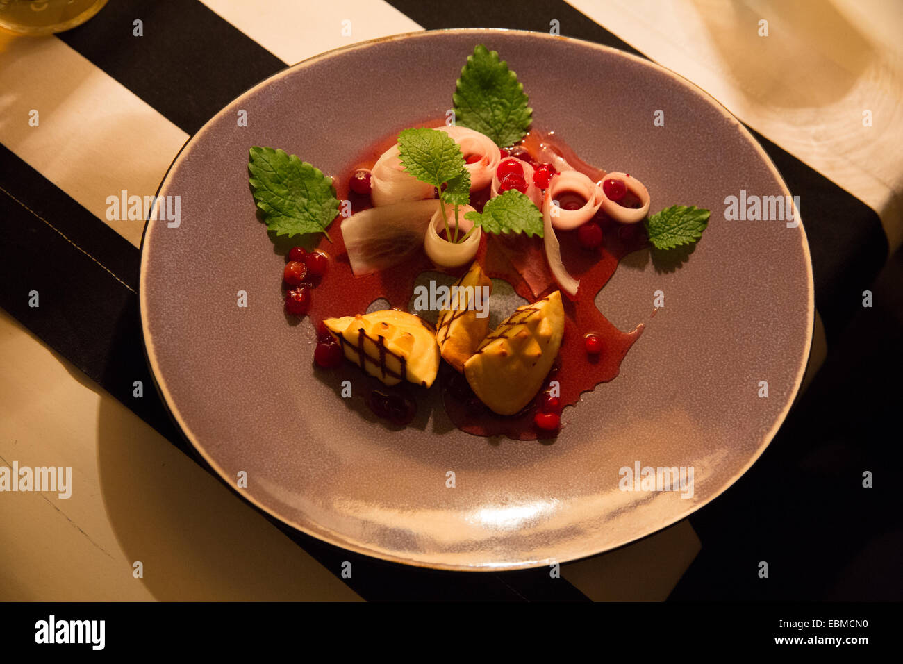 Cracovie, Pologne ; la cuisine polonaise - oscypek grillé avec fromage fumé, démarrage de la canneberge fait de lait de brebis salé dans les montagnes Tatra Banque D'Images