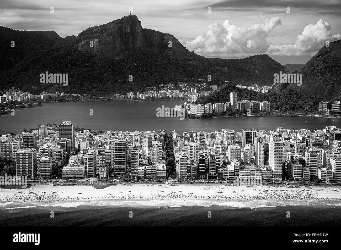 Vue aérienne des bâtiments sur le front de plage avec une chaîne de montagnes en arrière-plan, la plage d'Ipanema, Rio de Janeiro, Brésil Banque D'Images