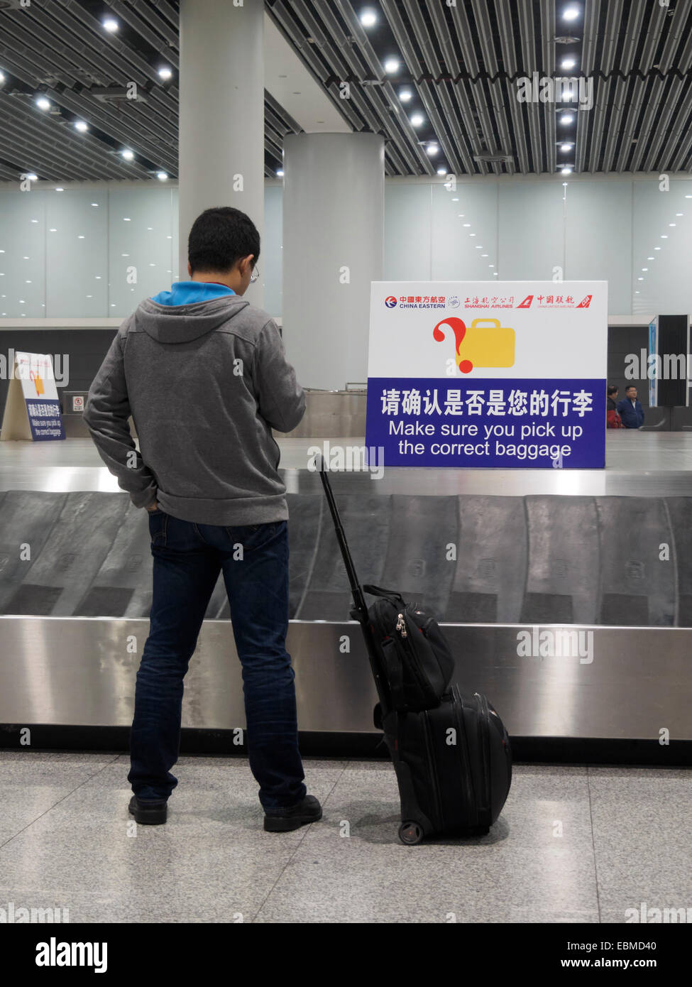 Personne en attente d'assurance au carrousel des bagages à l'aéroport international de Xianyang Xian en Chine, Asie Banque D'Images