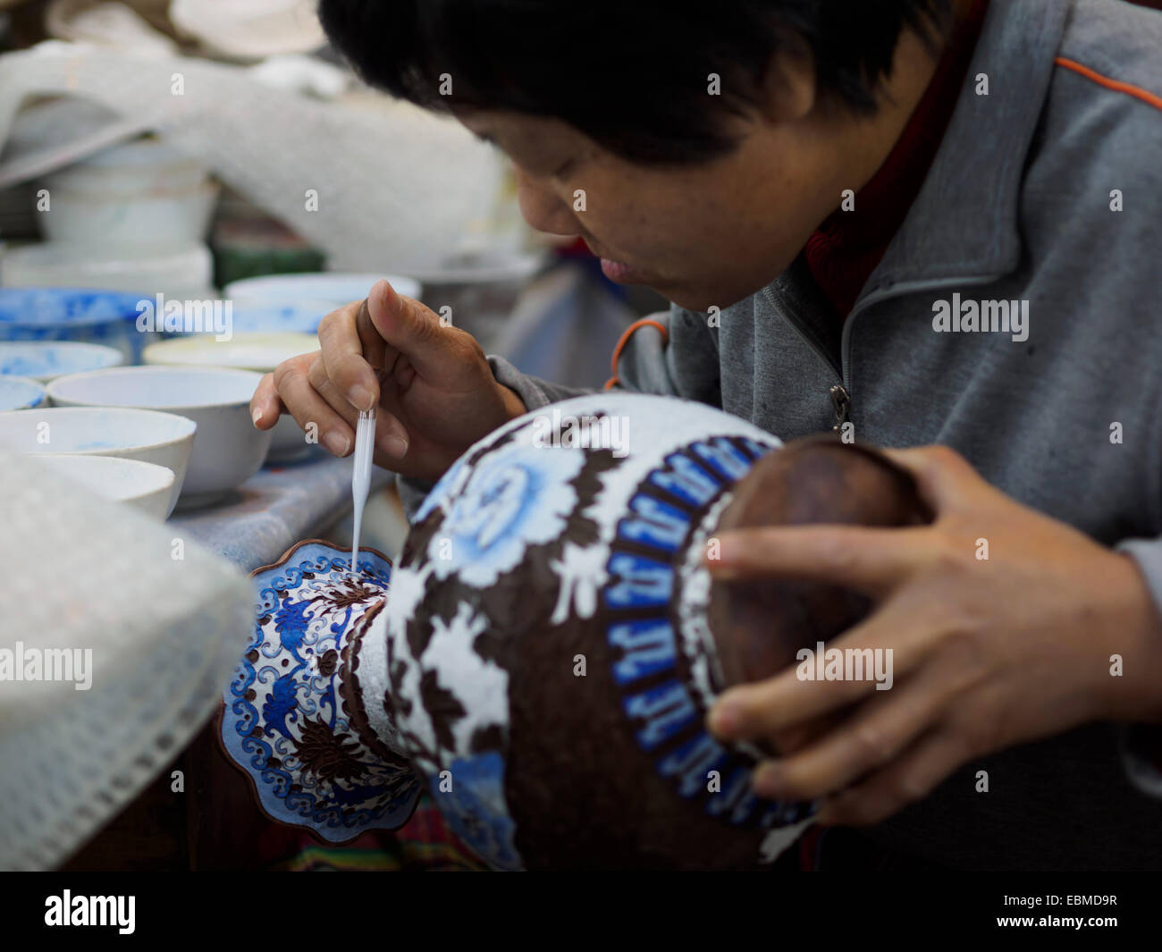 Femme travaillant dans une usine en Chine vase cloisonné Banque D'Images