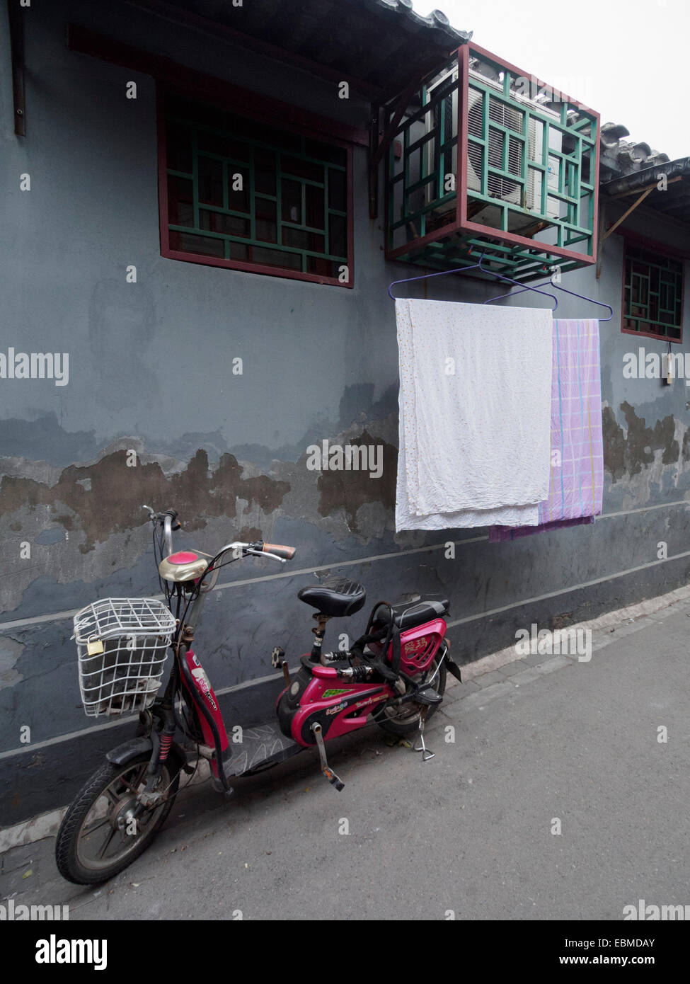 Scooter garé sur une rue de Beijing, Chine Banque D'Images