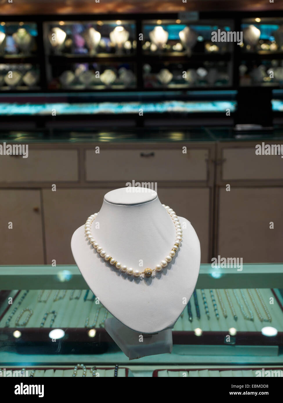 Collier de perles sur l'affichage dans un magasin de bijoux Photo Stock -  Alamy