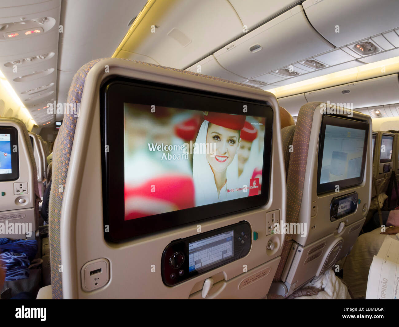 Les écrans du système de divertissement à l'intérieur de la cabine d'un avion Boeing 777 Unis Banque D'Images