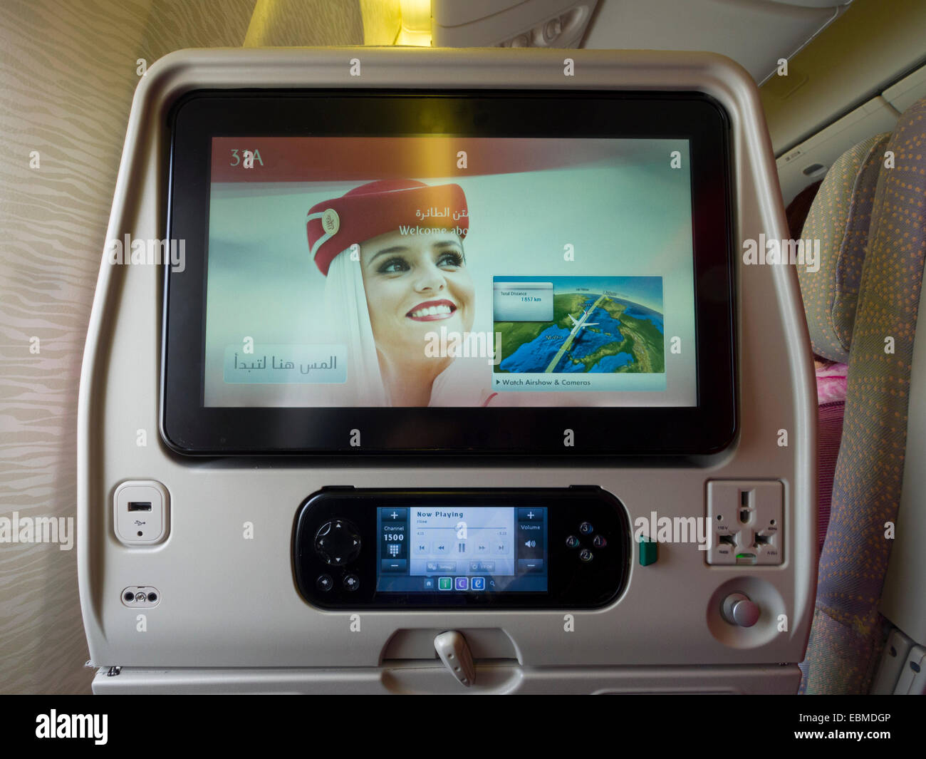L'écran du système de divertissement à l'intérieur de la cabine d'un avion Boeing 777 Unis Banque D'Images