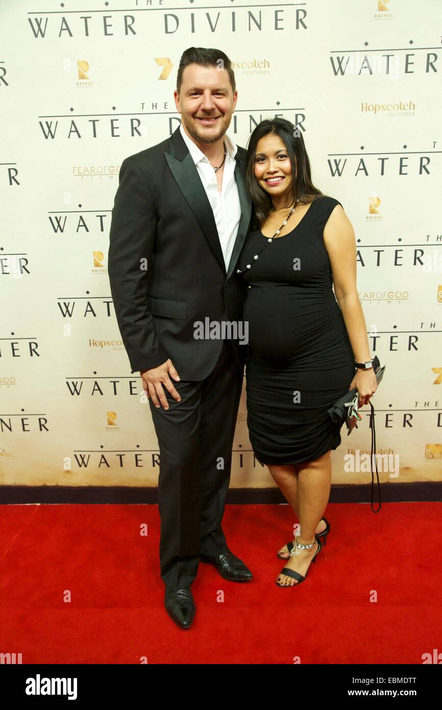 Sydney, Australie. 2 décembre 2014. Ma Cuisine juge règles Manu Feidel et enceinte femme Weerasena Clarissa arrivent sur le tapis rouge à l'eau Devin en première mondiale au théâtre d'État, 49 Market Street, Sydney, NSW, Australie. Tourné en Australie et en Turquie, le film est une aventure épique de quatre ans après la bataille de Gallipoli pendant la PREMIÈRE GUERRE MONDIALE. Crédit : Copyright 2014 Richard Milnes/Alamy Live News. Banque D'Images