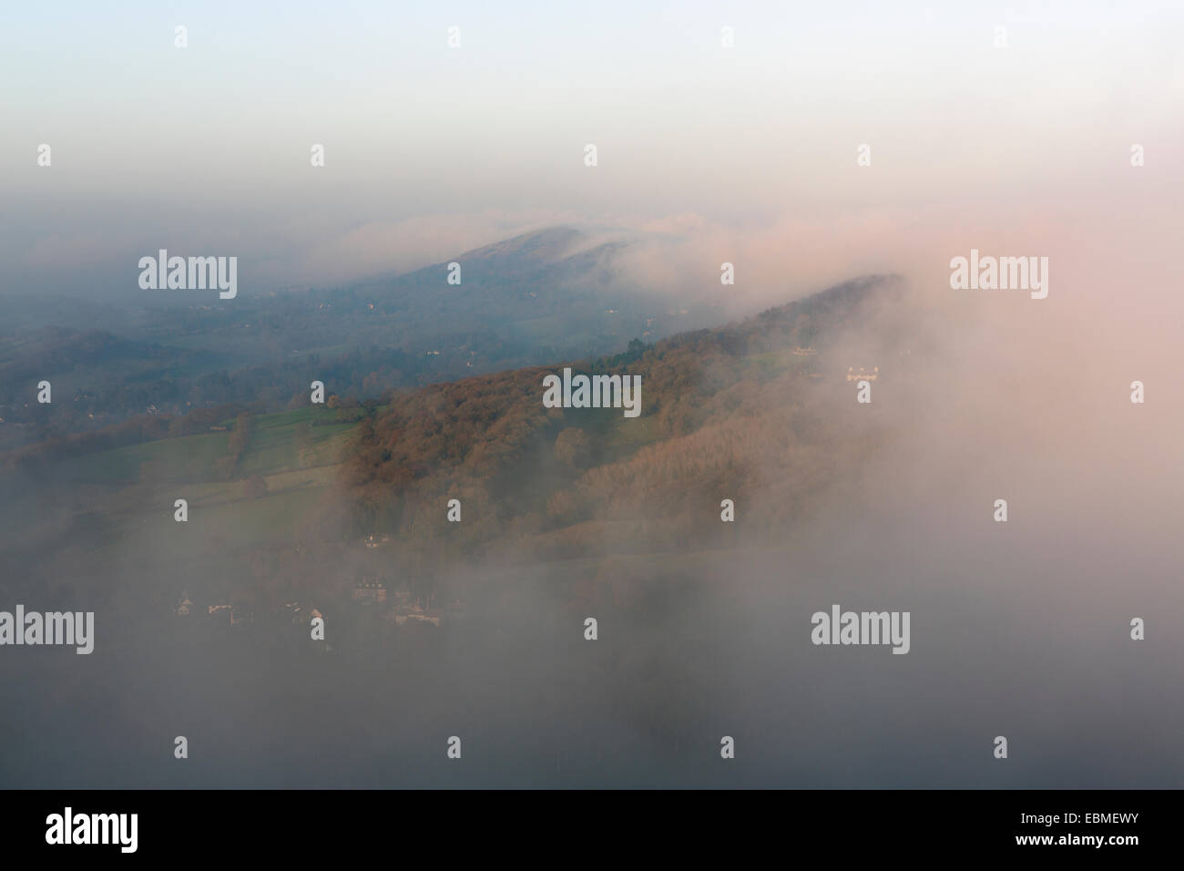 Les nuages bas et le brouillard est couvrant les Malverns. Le brouillard des pièces pour montrer brièvement le côté de la collines de Malvern. Banque D'Images