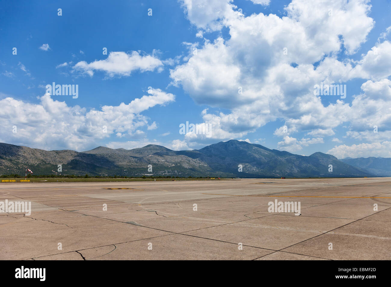 La piste de l'aéroport de Dubrovnik sur fond de montagnes. Banque D'Images