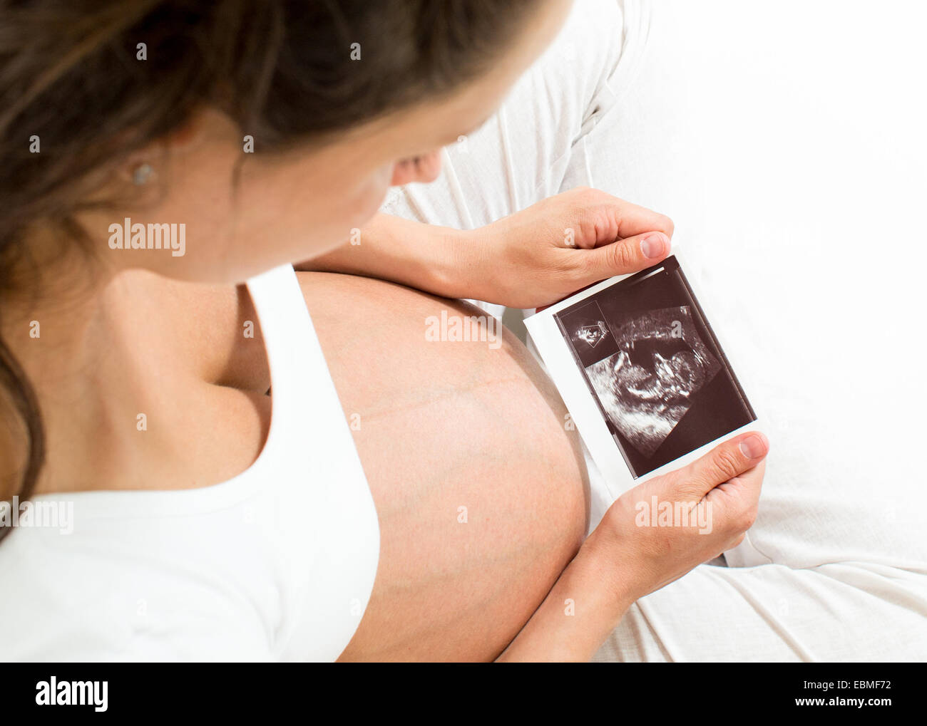 Pregnant woman looking at baby scan Banque D'Images