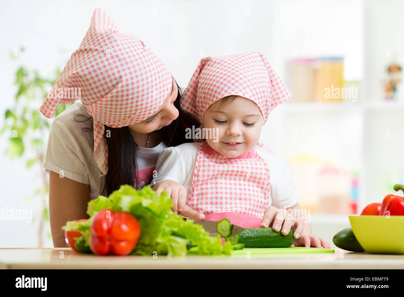 Mère et fille de concombre couper couteau pour enfants Banque D'Images