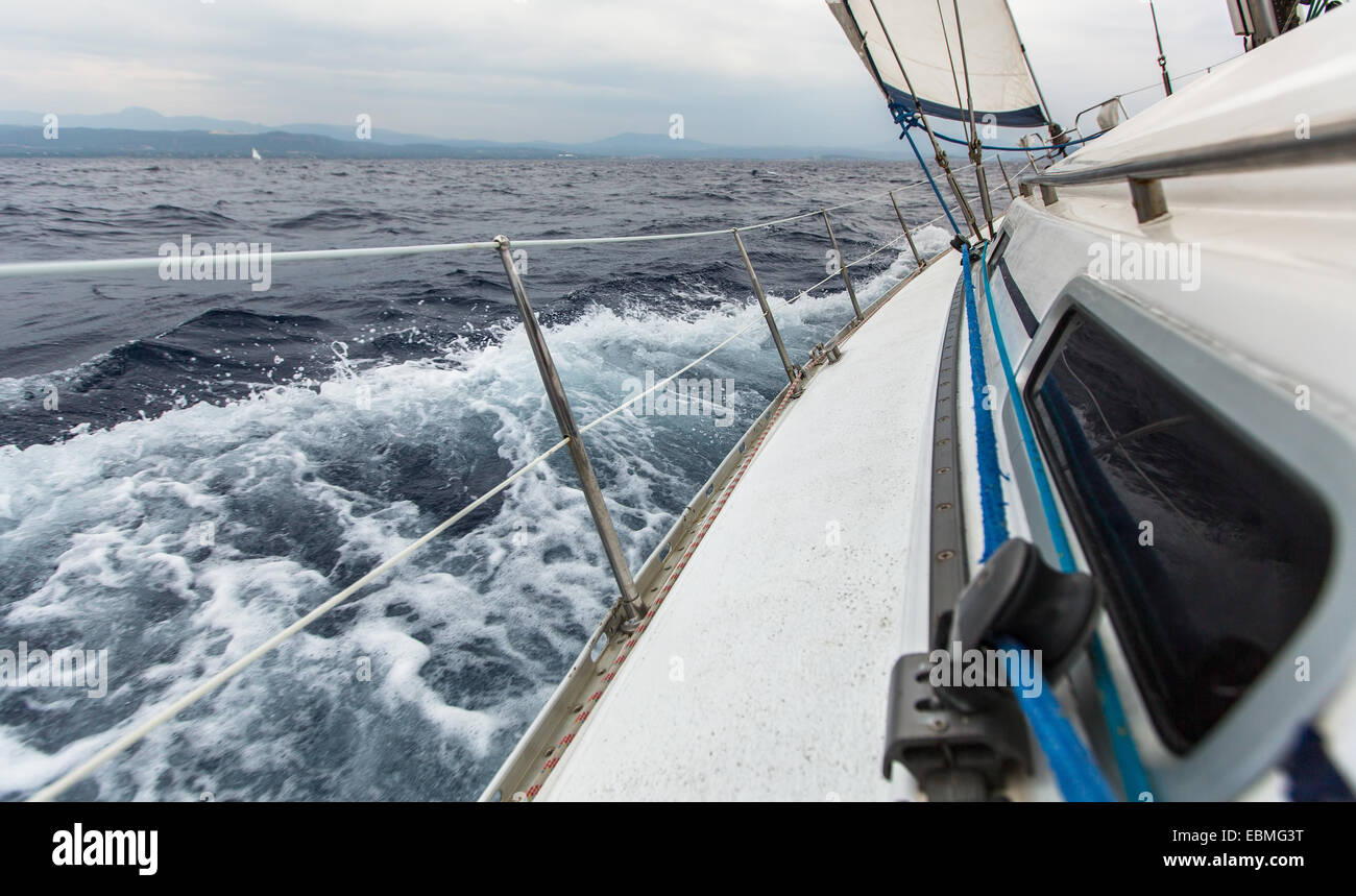 Bateau à voile yachts avec voiles blanches en mer par gros temps. Banque D'Images