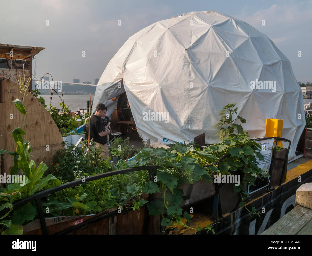 Le Waterpod est un projet éco-habitat flottant qui rappelle les travaux de Buckminster Fuller, Andrea Zittel, constante et Nieuwenh Banque D'Images