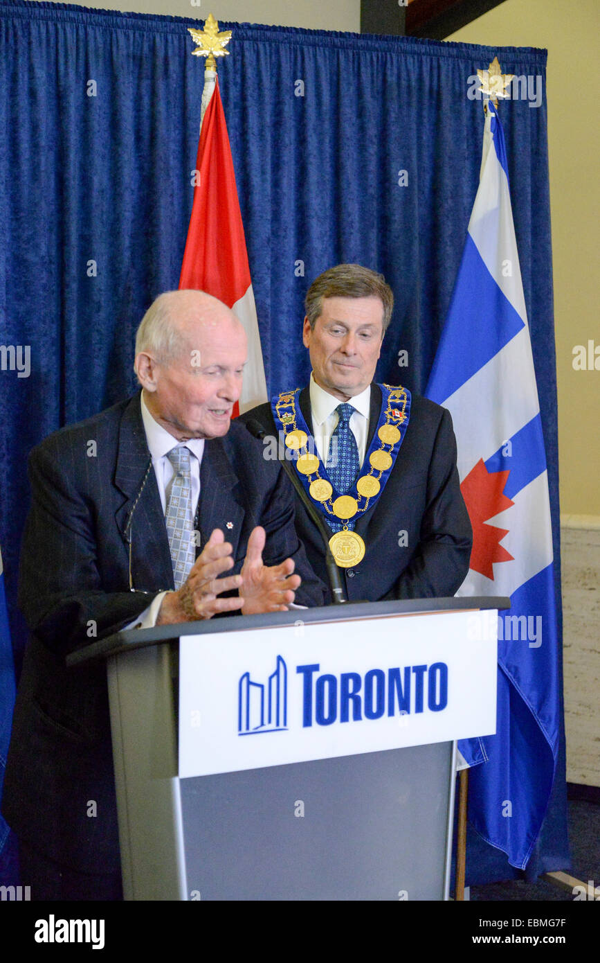 Toronto, Canada. 2 Décembre, 2014. Le maire John Tory est vus aux côtés de l'ancien premier ministre ontarien Bill Davis, parlant avec les journalistes après la réunion du Conseil de l'inaugural du maire. Credit : Nisarg Lakhmani/Alamy Live News Banque D'Images