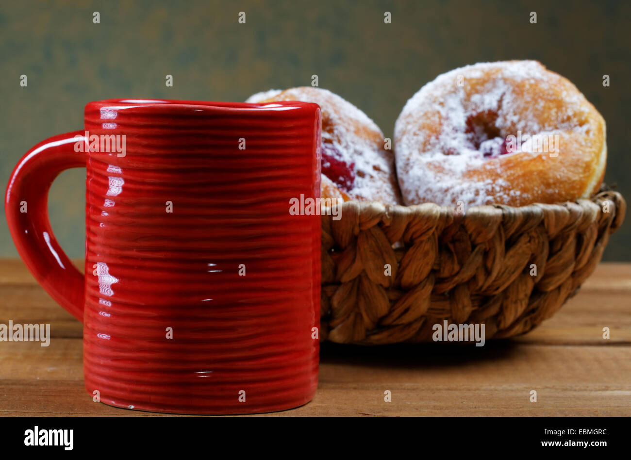Tasse rouge et gâteaux aux fruits dans les assiettes sur un tableau rural Banque D'Images