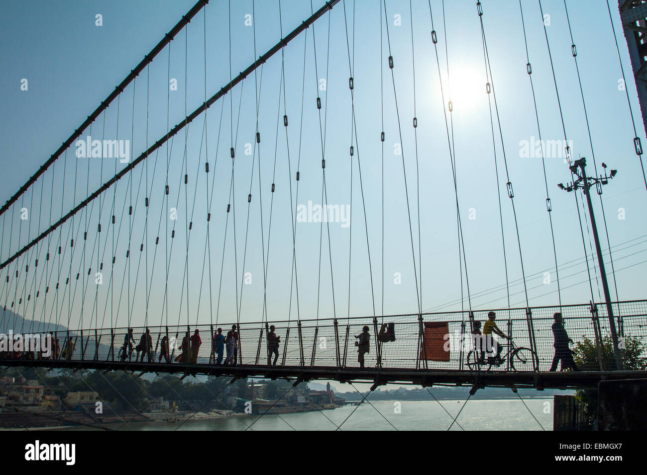 Les personnes qui traversent le Lakshman Jhula pont au-dessus de Ganges le 13 novembre 2012 à Rishikesh, Inde. Banque D'Images